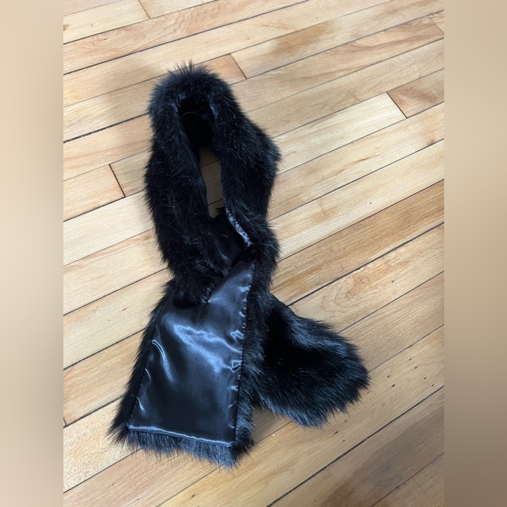 UF. Unreal Fur faux fur black scarf